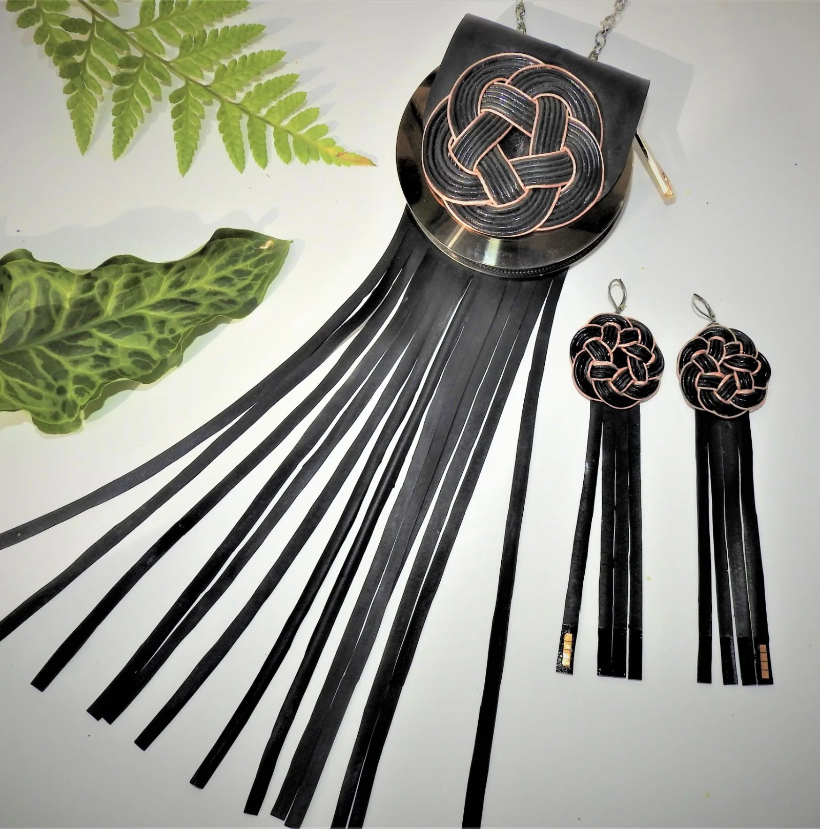 Colección Maia. Mini cartera y aros. Discos duros, cables tejidos y cámaras de bicis. 24 hs reloj by Melisa Guevara Sustainable Jewelry, fashion — jewelry design